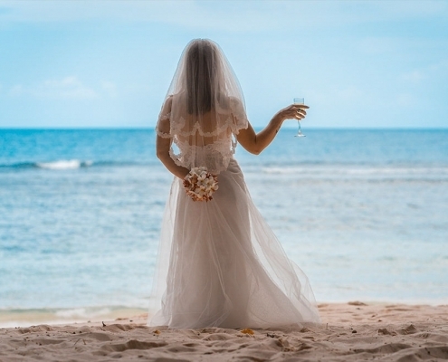 Seychellen Hochzeitsfoto Braut mit Sektglas Seychellen Hochzeitsfoto Braut mit Sektglas