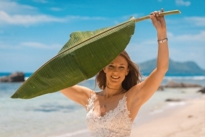 Seychellen Hochzeitsfoto Braut mit Bananenblatt Seychellen Hochzeitsfoto Braut mit Bananenblatt
