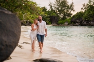 Seychellen Hochzeitsfoto Brautpaar spaziert am Strand Seychellen Hochzeitsfoto Brautpaar spaziert am Strand