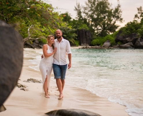 Seychellen Hochzeitsfoto Brautpaar spaziert am Strand Seychellen Hochzeitsfoto Brautpaar spaziert am Strand