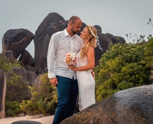 Seychellen Hochzeitsfoto Brautpaar vor Granitfelsen Seychellen Hochzeitsfoto Brautpaar vor Granitfelsen