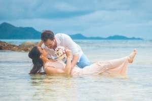 Hochzeit Anse Severe La Digue, Brautpaaar im Wasser Hochzeit Anse Severe La Digue, Brautpaaar im Wasser