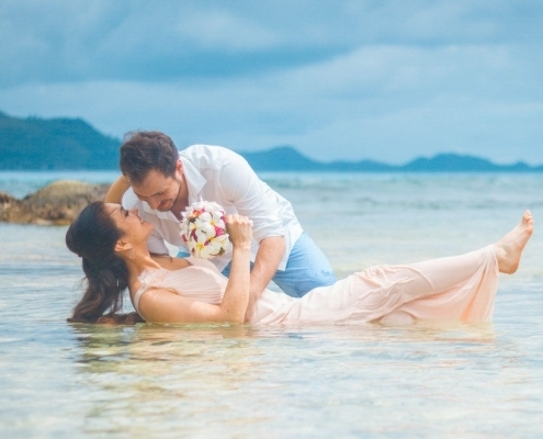 Hochzeit Anse Severe La Digue, Brautpaaar im Wasser Hochzeit Anse Severe La Digue, Brautpaaar im Wasser