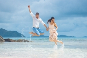 Hochzeit Anse Severe La Digue, Brautpaar jump Hochzeit Anse Severe La Digue, Brautpaar jump