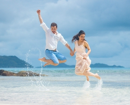 Hochzeit Anse Severe La Digue, Brautpaar jump Hochzeit Anse Severe La Digue, Brautpaar jump