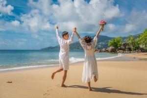 Strandhochzeit Bel Ombre Paar läuft am einsamen Strand Strandhochzeit Bel Ombre Paar läuft am einsamen Strand