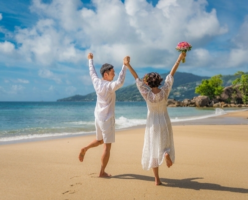 Strandhochzeit Bel Ombre Paar läuft am einsamen Strand Strandhochzeit Bel Ombre Paar läuft am einsamen Strand