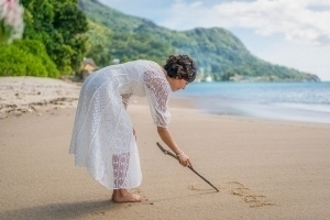 Strandhochzeit Bel Ombre Braut schreibt in den Sand Strandhochzeit Bel Ombre Braut schreibt in den Sand