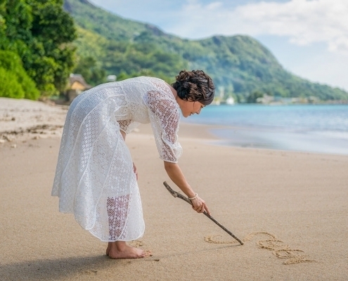 Strandhochzeit Bel Ombre Braut schreibt in den Sand Strandhochzeit Bel Ombre Braut schreibt in den Sand