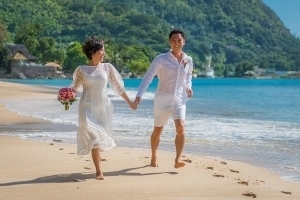 Strandhochzeit Bel Ombre Brautpaar läuft am Strand Strandhochzeit Bel Ombre Brautpaar läuft am Strand