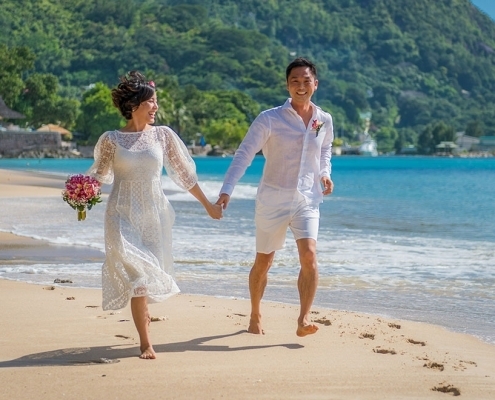 Strandhochzeit Bel Ombre Brautpaar läuft am Strand Strandhochzeit Bel Ombre Brautpaar läuft am Strand