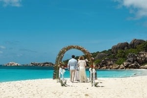 Strandhochzeit La Digue, Grand Anse Hochzeitsbogen Strandhochzeit La Digue, Grand Anse Hochzeitsbogen