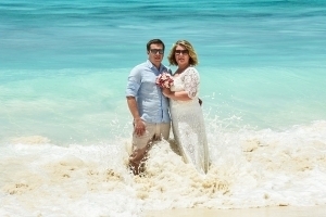 Strandhochzeit La Digue, Grand Anse Brautpaar im Wasser Strandhochzeit La Digue, Grand Anse Brautpaar im Wasser