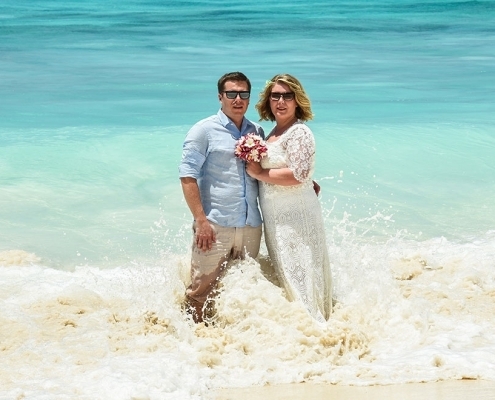 Strandhochzeit La Digue, Grand Anse Brautpaar im Wasser Strandhochzeit La Digue, Grand Anse Brautpaar im Wasser