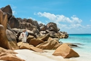 Strandhochzeit La Digue, Grand Anse Fotosession zwischen Felsen Strandhochzeit La Digue, Grand Anse Fotosession zwischen Felsen