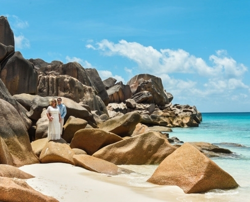 Strandhochzeit La Digue, Grand Anse Fotosession zwischen Felsen Strandhochzeit La Digue, Grand Anse Fotosession zwischen Felsen