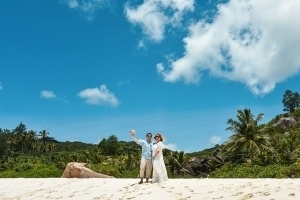 Strandhochzeit La Digue, Grand Anse Brautpaar am Strand Strandhochzeit La Digue, Grand Anse Brautpaar am Strand