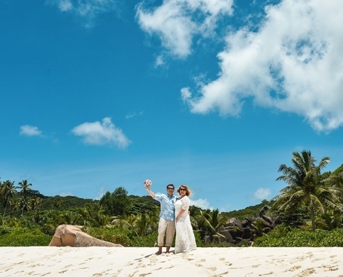 Strandhochzeit La Digue, Grand Anse Brautpaar am Strand Strandhochzeit La Digue, Grand Anse Brautpaar am Strand