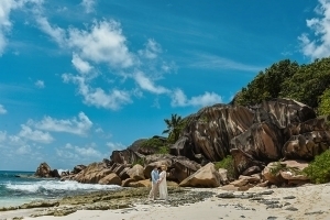 Strandhochzeit La Digue, Grand Anse Brautpaar vor beeindruckender Felsenkulisse Strandhochzeit La Digue, Grand Anse Brautpaar vor beeindruckender Felsenkulisse
