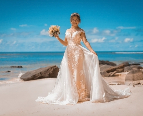 Strandhochzeit Fotos Mahe tolle Braut am Strand Strandhochzeit Fotos Mahe tolle Braut am Strand