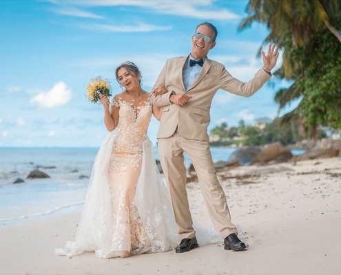 Strandhochzeit Fotos Mahe Brautpaar spaziert am Strand Strandhochzeit Fotos Mahe Brautpaar spaziert am Strand