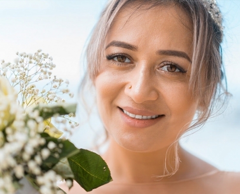 Strandhochzeit Fotos Mahe Portrait Braut mit Brautstrauss Strandhochzeit Fotos Mahe Portrait Braut mit Brautstrauss