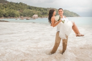 Hochzeit Anse Lazio Brautpaar im Wasser Lazio Hochzeit Anse Lazio Brautpaar im Wasser Lazio