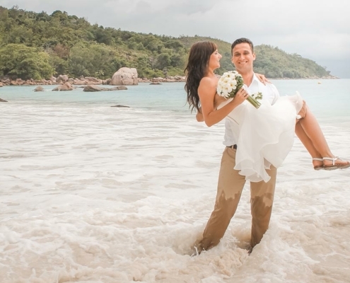 Hochzeit Anse Lazio Brautpaar im Wasser Lazio Hochzeit Anse Lazio Brautpaar im Wasser Lazio