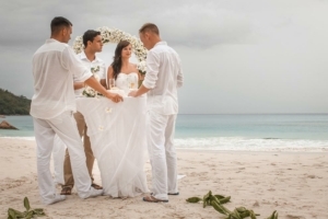 Hochzeit Anse Lazio Brautpaar mit Trauzeugen Hochzeit Anse Lazio Brautpaar mit Trauzeugen