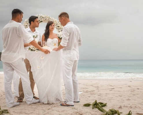 Hochzeit Anse Lazio Brautpaar mit Trauzeugen Hochzeit Anse Lazio Brautpaar mit Trauzeugen