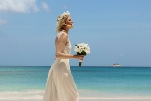 Hochzeit auf Praslin braut am Strand Hochzeit auf Praslin braut am Strand