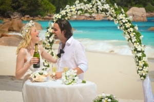 Hochzeit auf Praslin Brautpaar Hochzeitsdekoration Hochzeit auf Praslin Brautpaar Hochzeitsdekoration