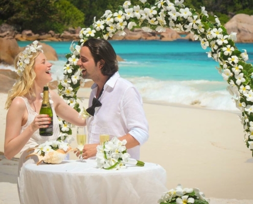 Hochzeit auf Praslin Brautpaar Hochzeitsdekoration Hochzeit auf Praslin Brautpaar Hochzeitsdekoration