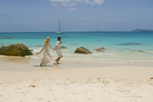Hochzeit auf Praslin Brautpaar rennt am Strand Hochzeit auf Praslin Brautpaar rennt am Strand