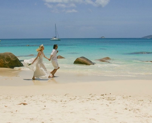 Hochzeit auf Praslin Brautpaar rennt am Strand Hochzeit auf Praslin Brautpaar rennt am Strand