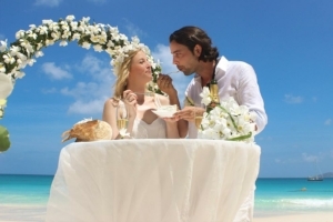Hochzeit auf Praslin Brautpaar Hochzeitstorte Hochzeit auf Praslin Brautpaar Hochzeitstorte