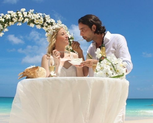 Hochzeit auf Praslin Brautpaar Hochzeitstorte Hochzeit auf Praslin Brautpaar Hochzeitstorte