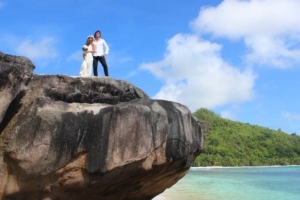 Hochzeit Baie Lazare Hochzeitspaar auf Felsen