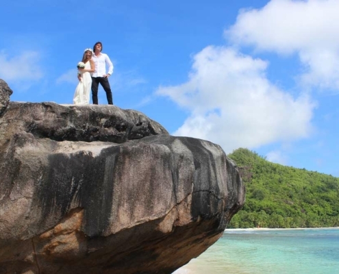 Hochzeit Baie Lazare Hochzeitspaar auf Felsen Hochzeit Baie Lazare Hochzeitspaar auf Felsen