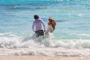 Hochzeit Baie Lazare Paar im Wasser