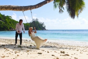 Hochzeit Baie Lazare Braut auf Schaukel