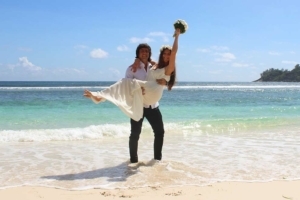 Hochzeit Baie Lazare Paar am Strand