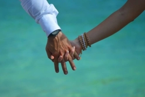 Hochzeit Baie Lazare Paar Hand in Hand