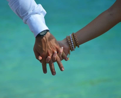 Hochzeit Baie Lazare Paar Hand in Hand Hochzeit Baie Lazare Paar Hand in Hand