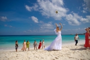 Hochzeit Grand Anse La Digue Brautstrauss werfen Hochzeit Grand Anse La Digue Brautstrauss werfen