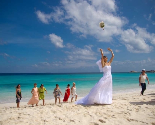 Hochzeit Grand Anse La Digue Brautstrauss werfen Hochzeit Grand Anse La Digue Brautstrauss werfen