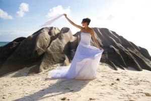 Hochzeit Grand Anse La Digue Braut im Wind Hochzeit Grand Anse La Digue Braut im Wind