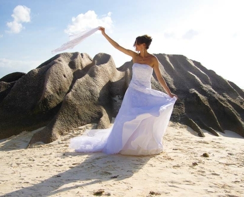Hochzeit Grand Anse La Digue Braut im Wind Hochzeit Grand Anse La Digue Braut im Wind