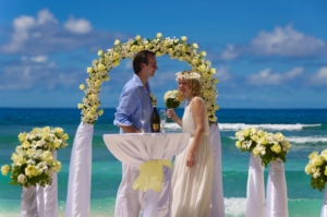 Hochzeit Silhouette Brautpaar am Hochzeitstisch Hochzeit Silhouette Brautpaar am Hochzeitstisch