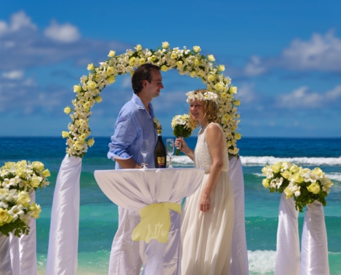 Hochzeit Silhouette Brautpaar am Hochzeitstisch Hochzeit Silhouette Brautpaar am Hochzeitstisch
